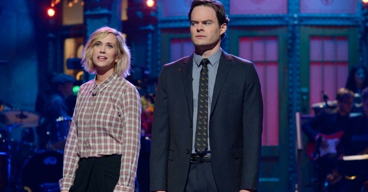 SNL stars Kristen Wiig and Bill Hader awkward during monologue 