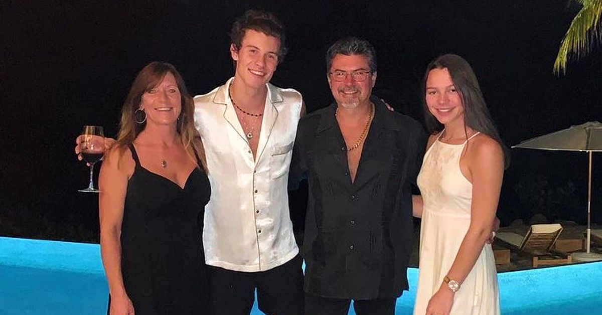 Shawn Mendes posed with mom, dad and sister Aaliyah outside by pool at night