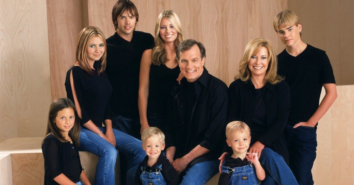 the cast of 7th Heaven in matching black tops and blue jeans