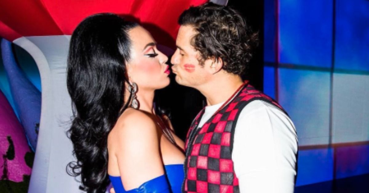 Katy Perry giving Orlando Bloom a kiss