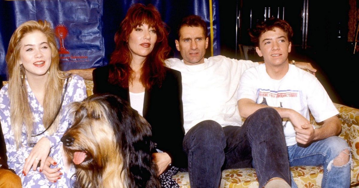 Married With Children cast sitting on a couch