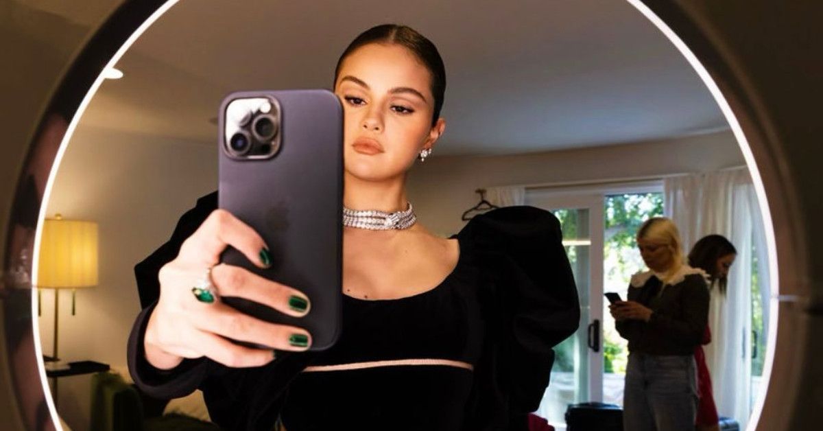 Selena Gomez mirror selfie