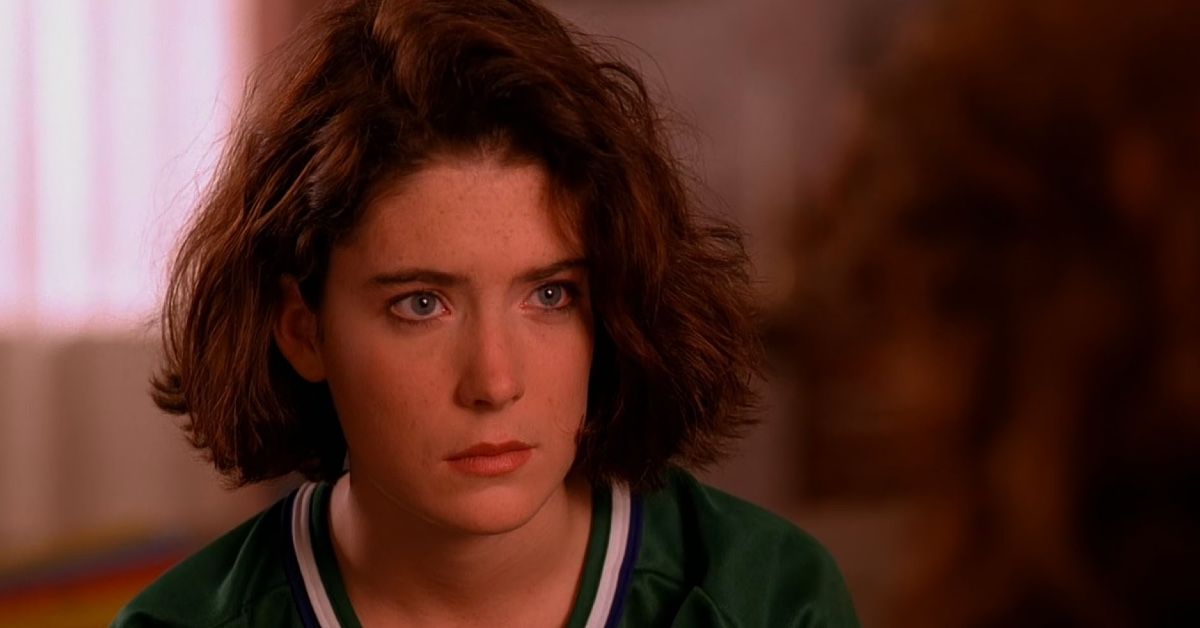 A close up of actress Lara Flynn Boyle as Donna Hayward wearing a green shirt in an episode of Twin Peaks