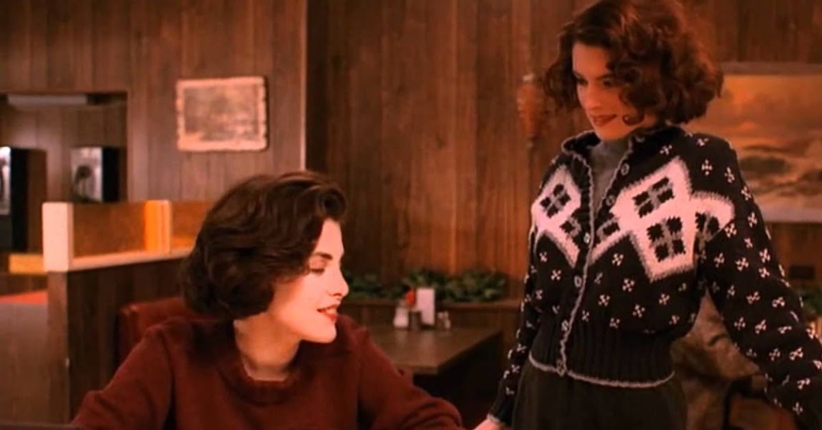 sherilyn fenn as Audrey Horne and lara flynn boyle as Donna Hayward sit at a diner counter in a scene of twin peaks