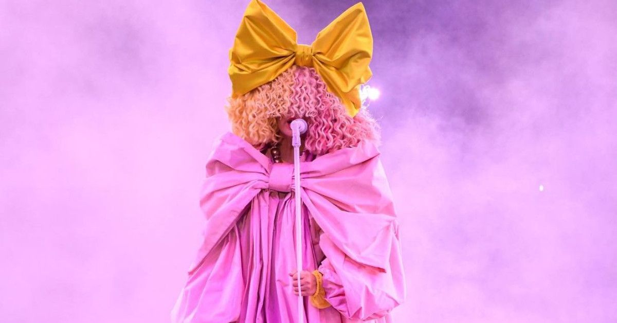 Sia in pink with big gold bow