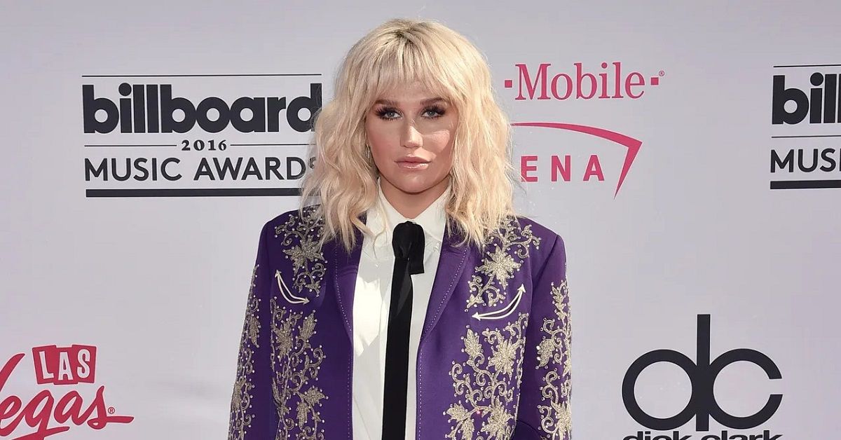 Kesha wearing a purple suit on the red carpet