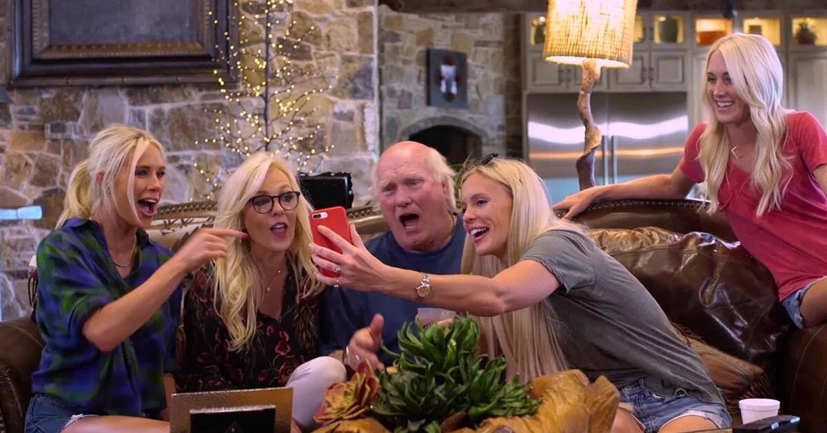 How Much The Cast Of The Bradshaw Bunch Actually Makes And If They'll