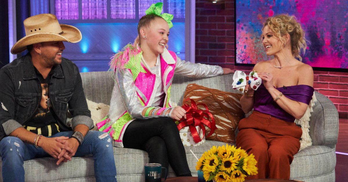 Jason Aldean with Jojo Siwa and Candace Cameron Bure on Kelly Clarkson Show