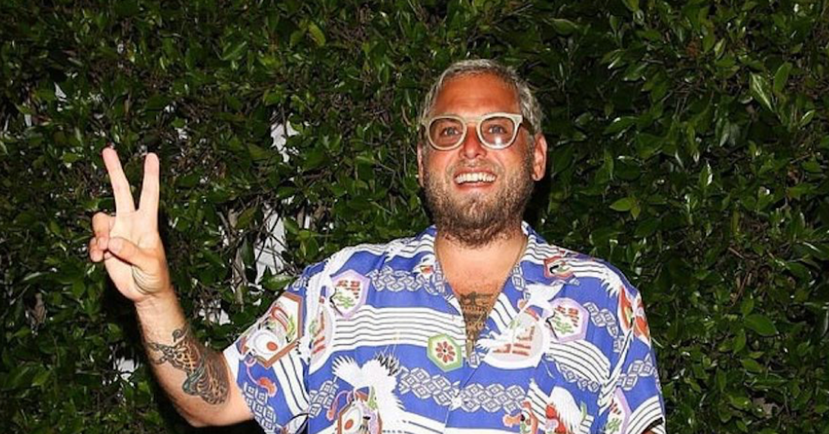 Jonah Hill holding two fingers up