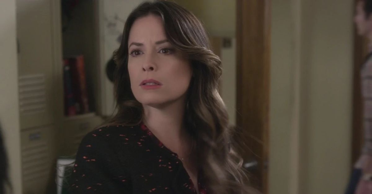 Holly Marie Combs scene Pretty Little Liars