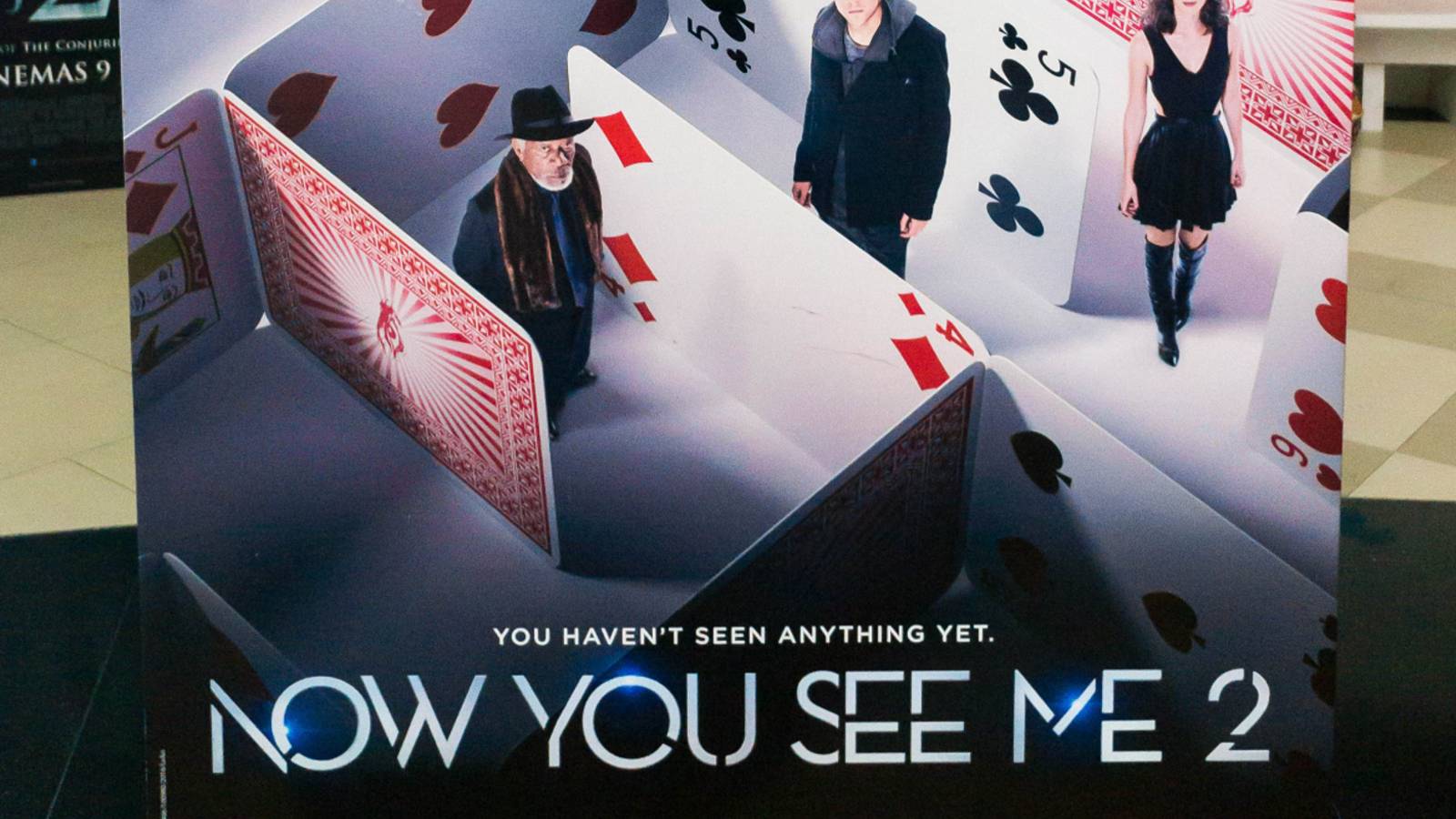 Dave Franco Shows Off Card Throwing Skills On 'Perfect Parfait', image size:1600x900