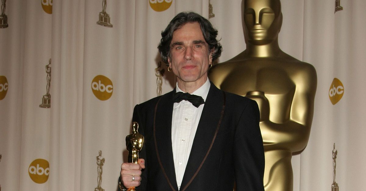 Daniel Day-Lewis holding an Oscar he won