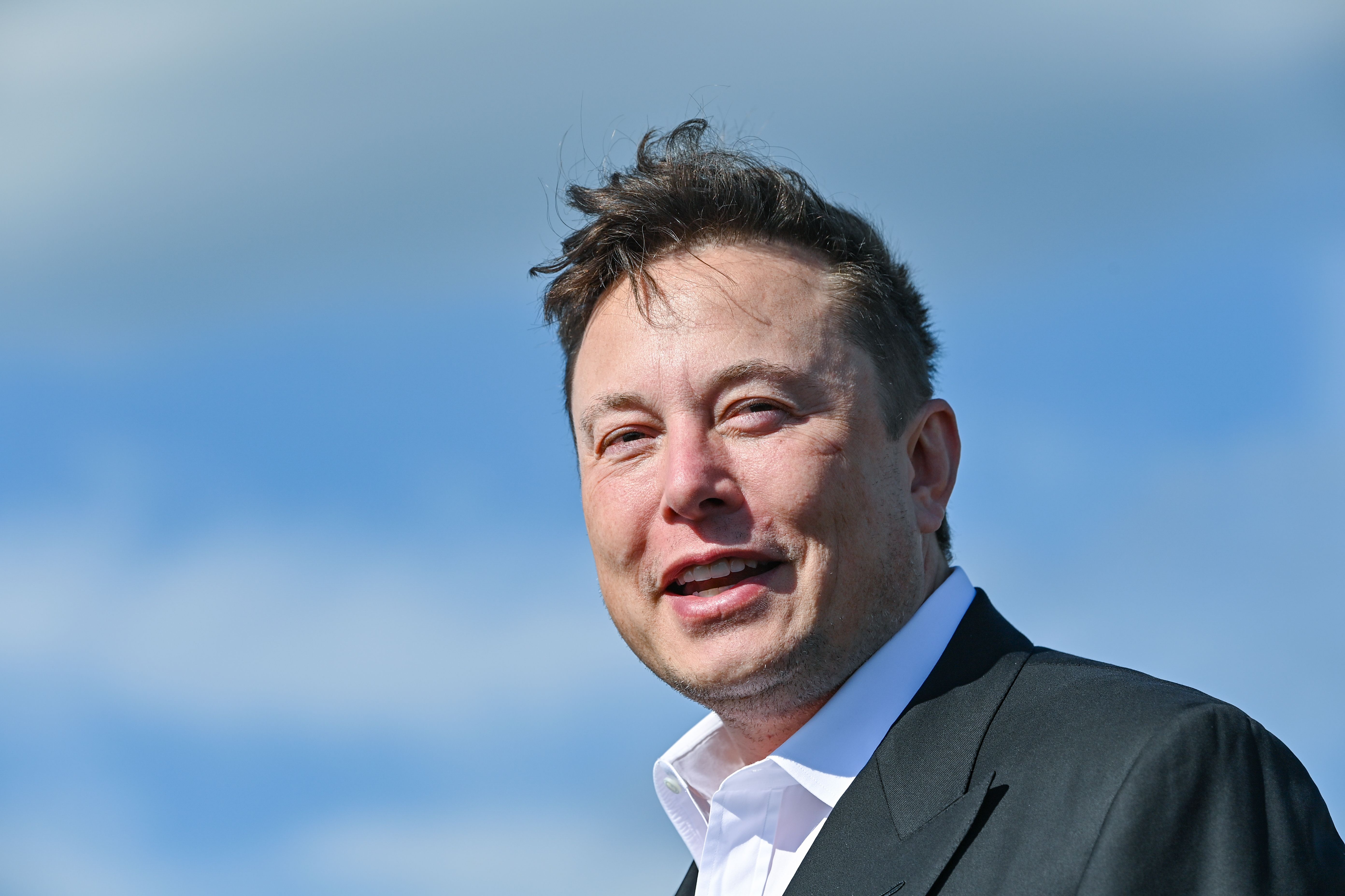 Elon Musk en costume noir