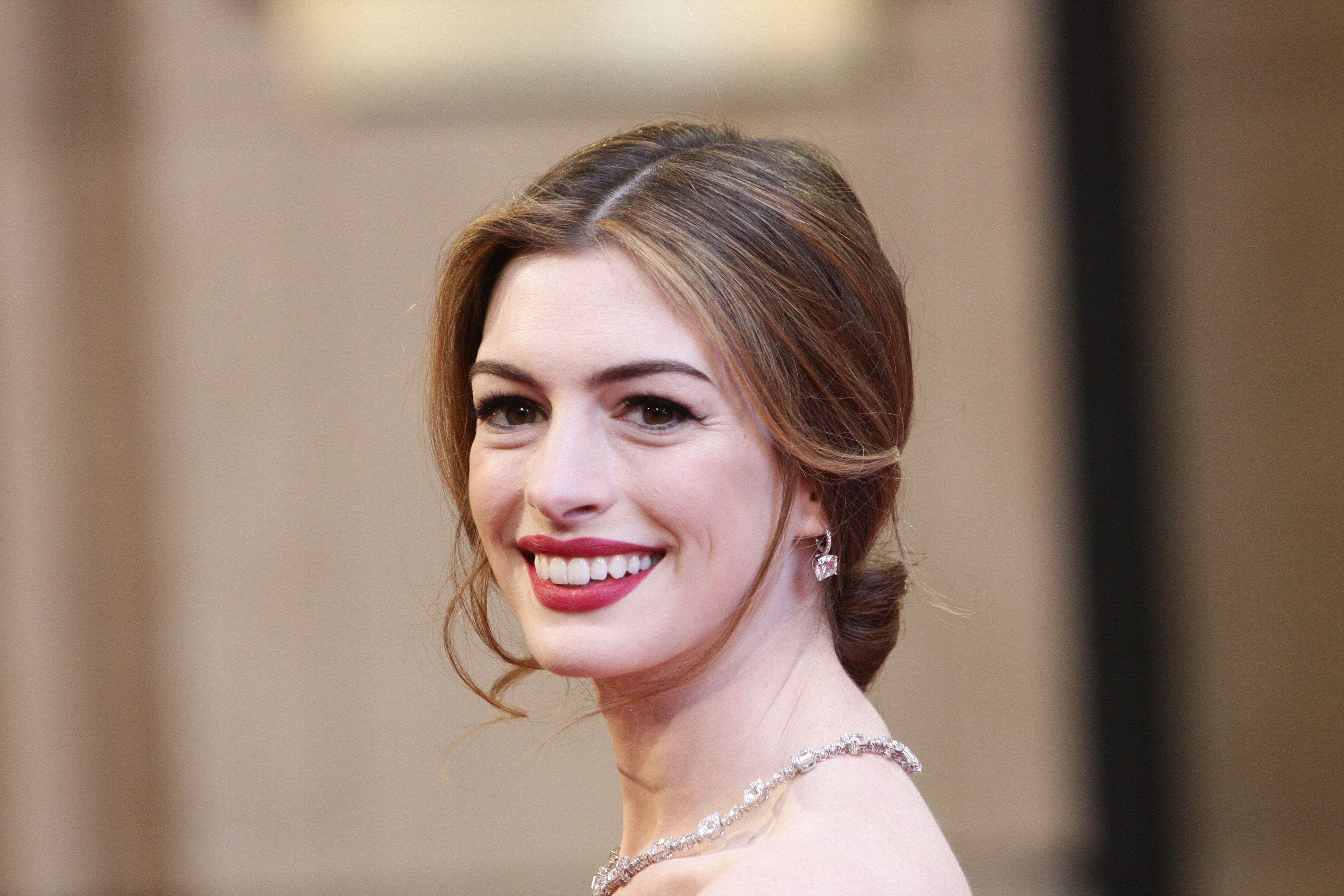 Anne Hathaway arriving at the 83rd Annual Academy Awards