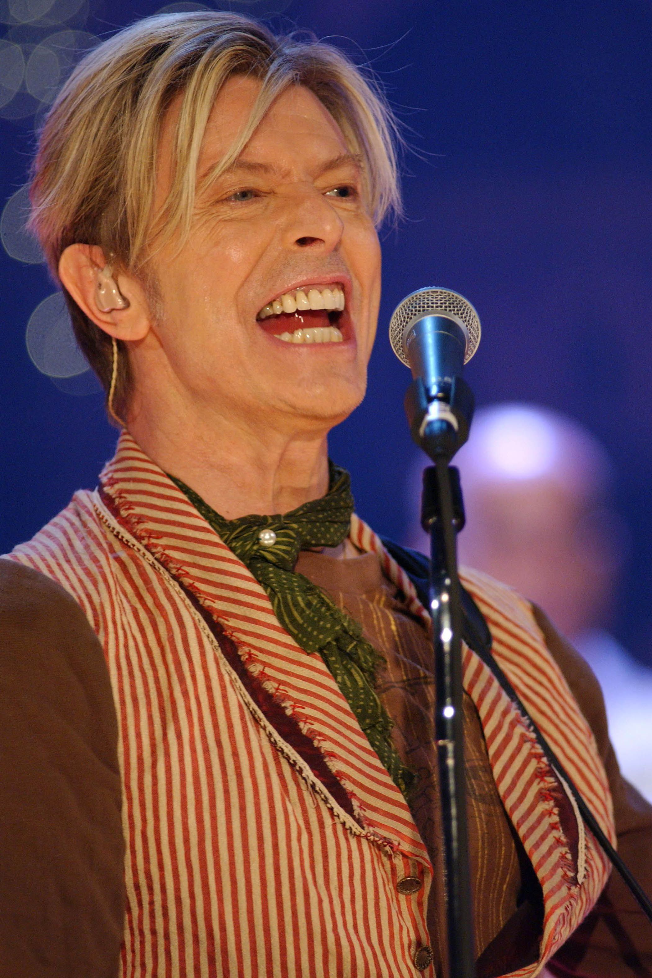 David Bowie singing.jpeg