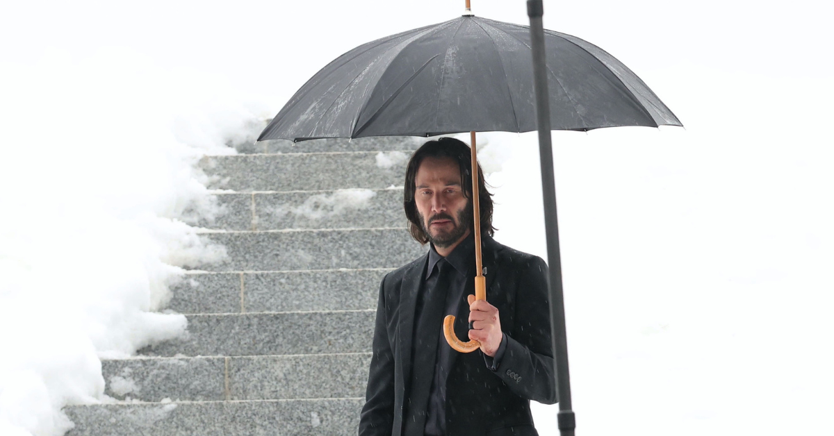 Despite His Celebrity Status, Keanu Reeves Patiently Waited In The Rain For 20-Minutes Before Getting Inside His Own Party | Flipboard