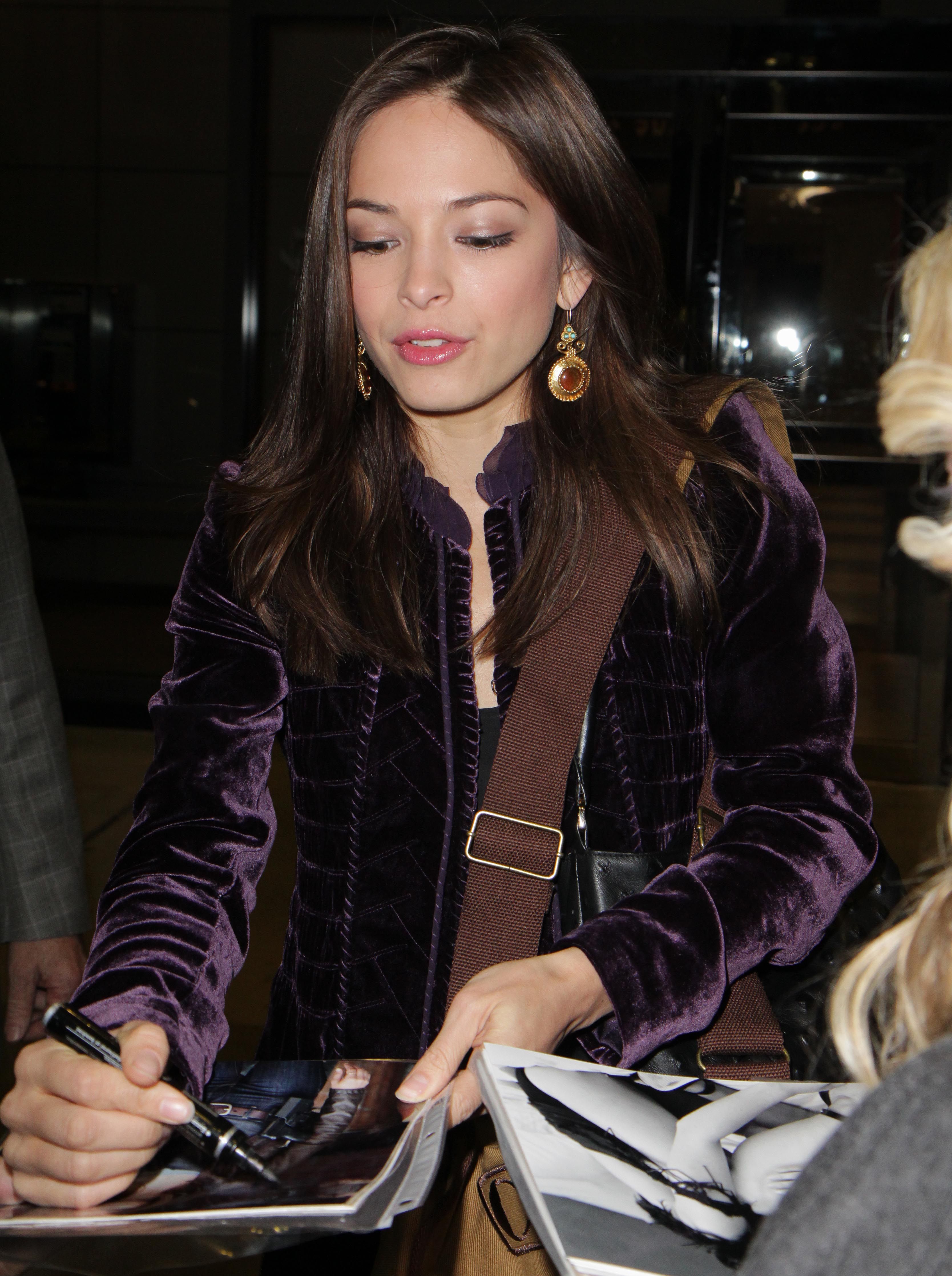 Kristin Kreuk signing autograph