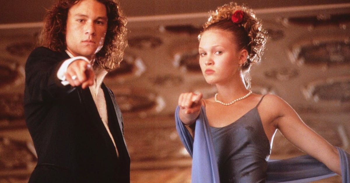Heath Ledger and Julia Stiles pointing their fingers in 10 Things I Hate About You