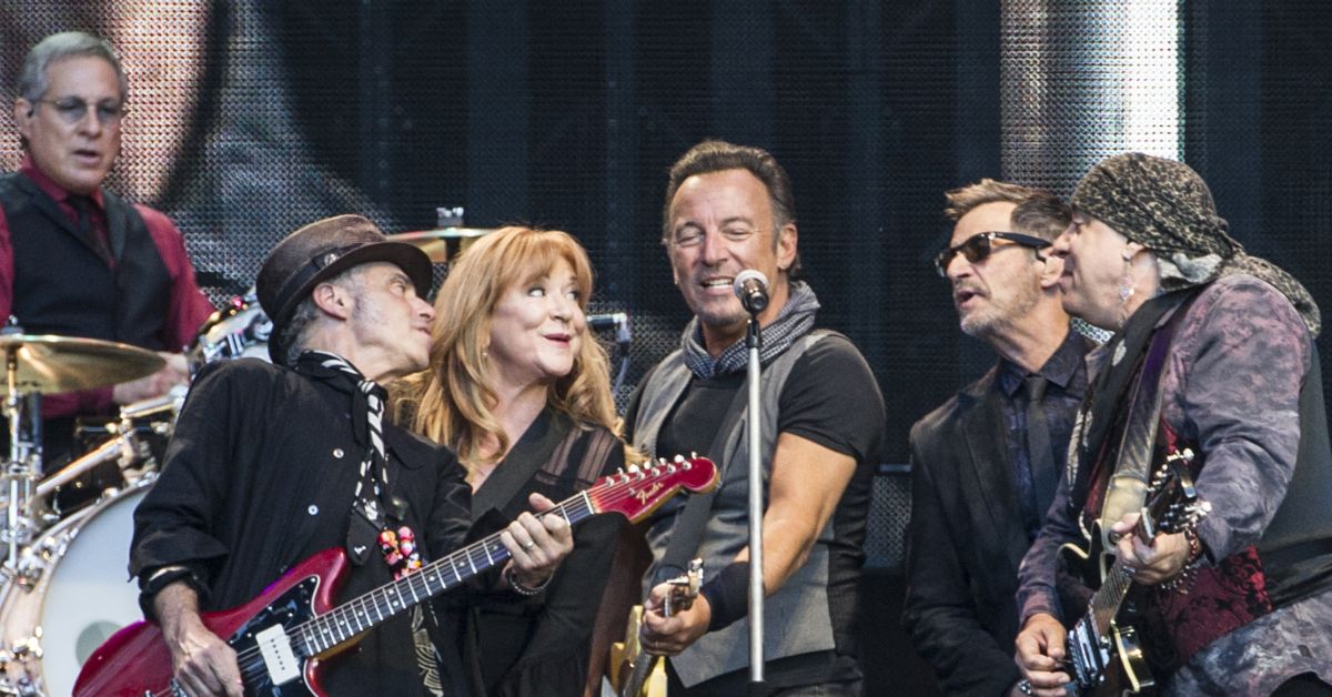 bruce springsteen and the e street band performing