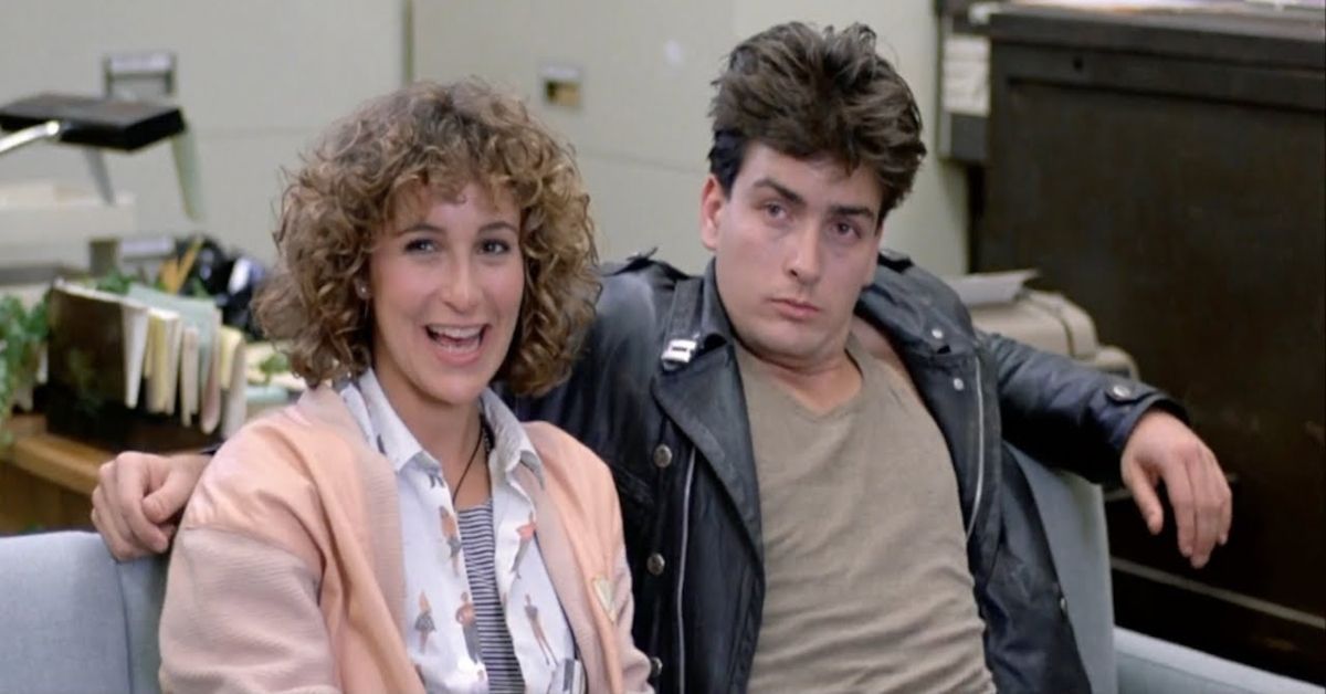 Jennifer Grey and Charlie Sheen sitting together in Ferris Bueller's Day Off