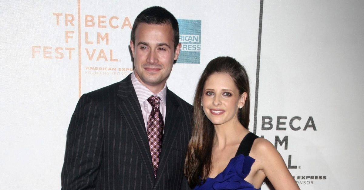 Freddie Prinze Jr and Sarah Michelle Gellar pose for photos