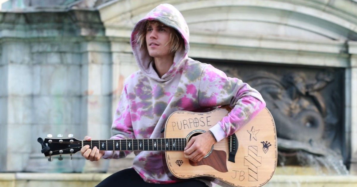 Justin Bieber playing guitar in London, 2018. 