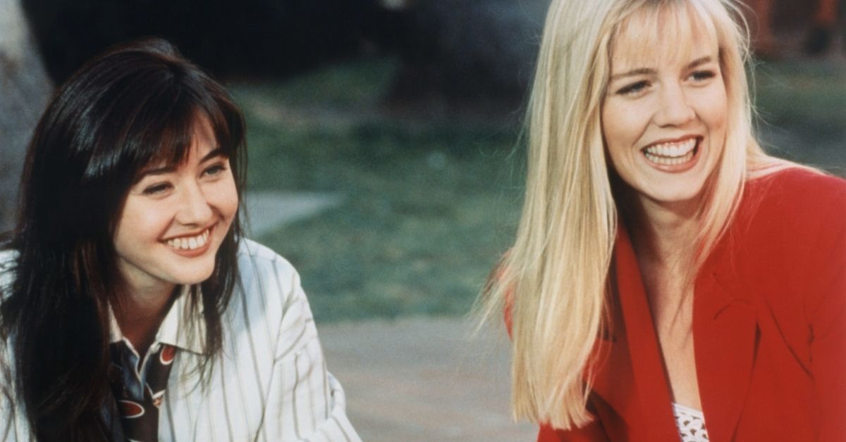 Shannen Doherty and Jennie Garth in a scene from Beverly Hills 90210
