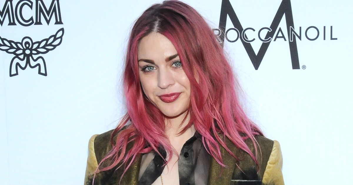 Frances Bean Cobain attends an awards ceremony