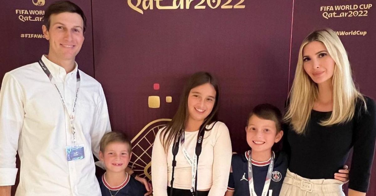 Ivanka Trump And Jared Kushner pose with kids