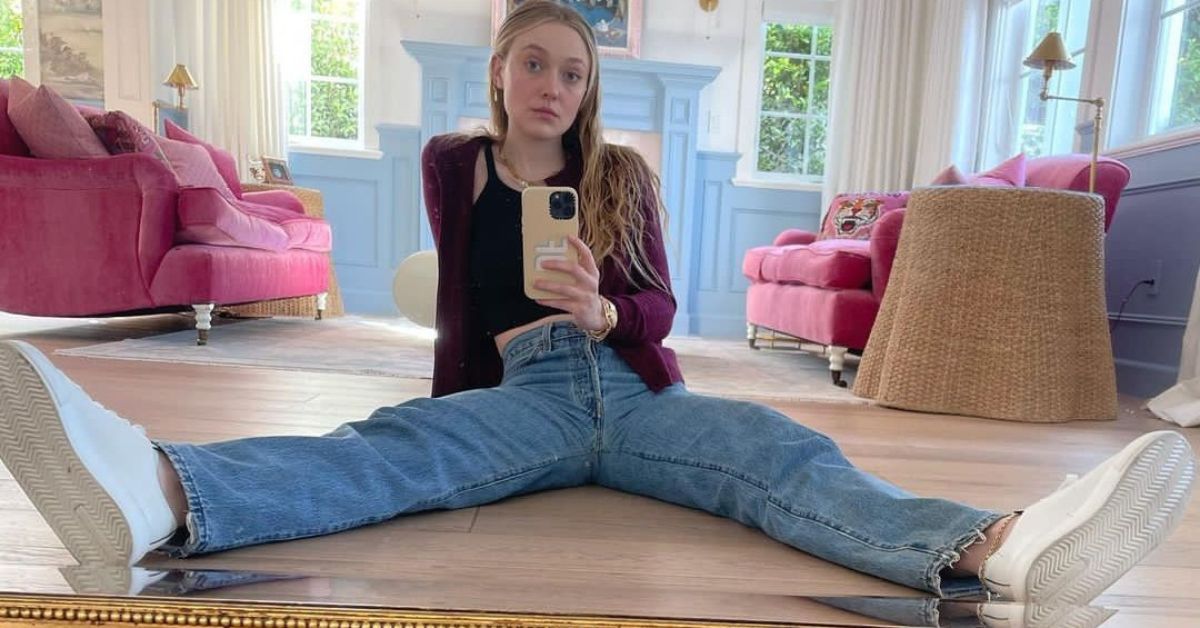 Dakota Fanning mirror selfie 