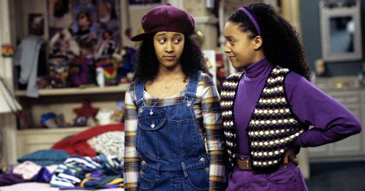 Tia y Tamera Mowry se miran como una hermana