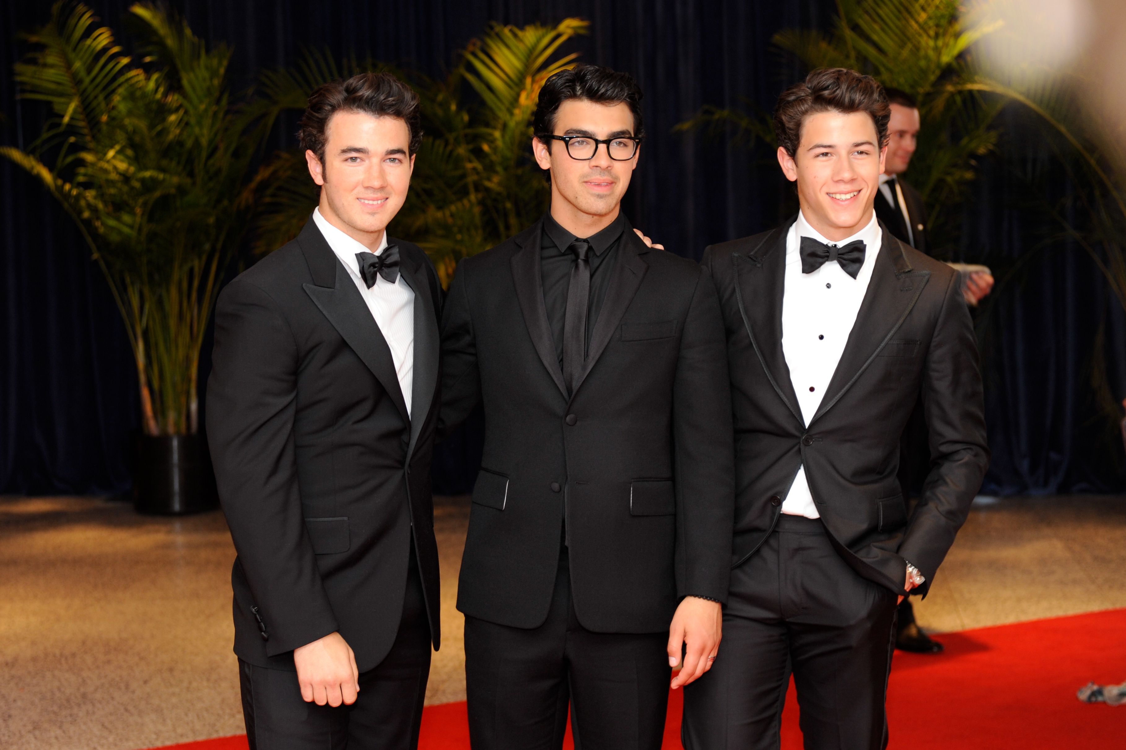 Jonas Brothers Posing On Red Carpet, younger at event.