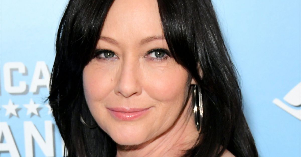 Shannen Doherty posing for a picture