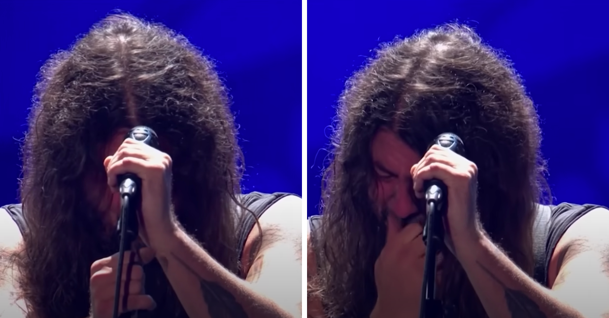 Dave Grohl emotional in concert.