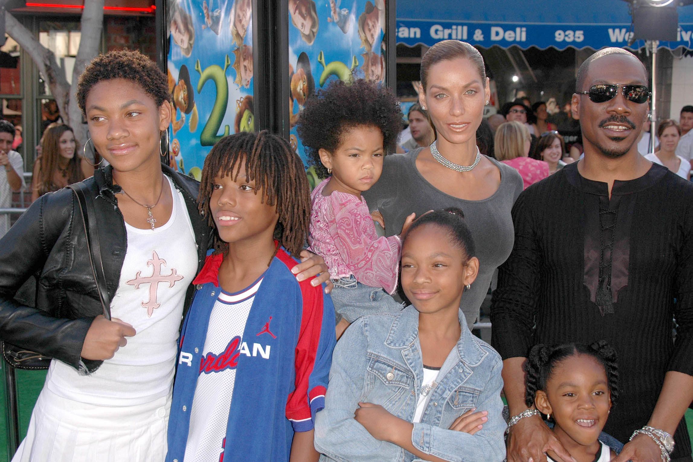 Eddie Murphy Shows Off His 10 Kids In Christmas Photo