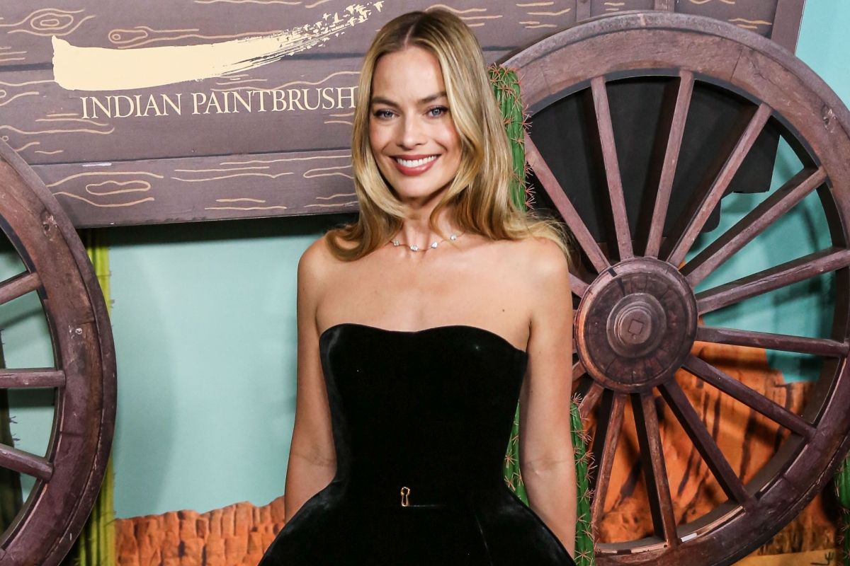 Mike Myers Shared An Interesting Margot Robbie Tidbit During A Jimmy ...