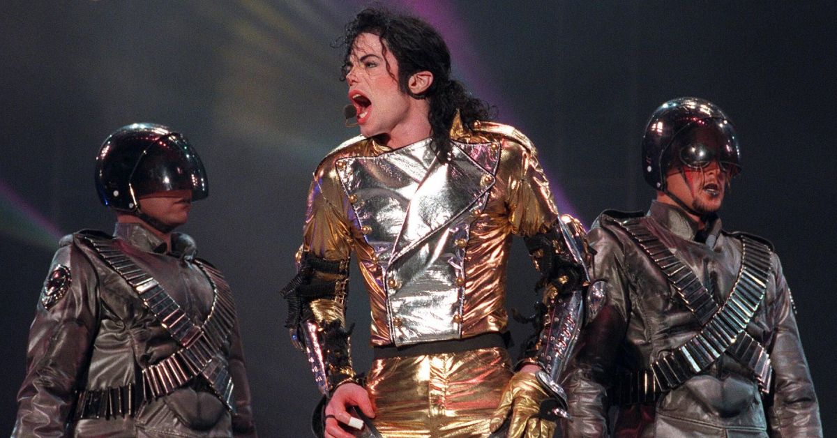 Michael Jackson screaming while performing with backup dancers