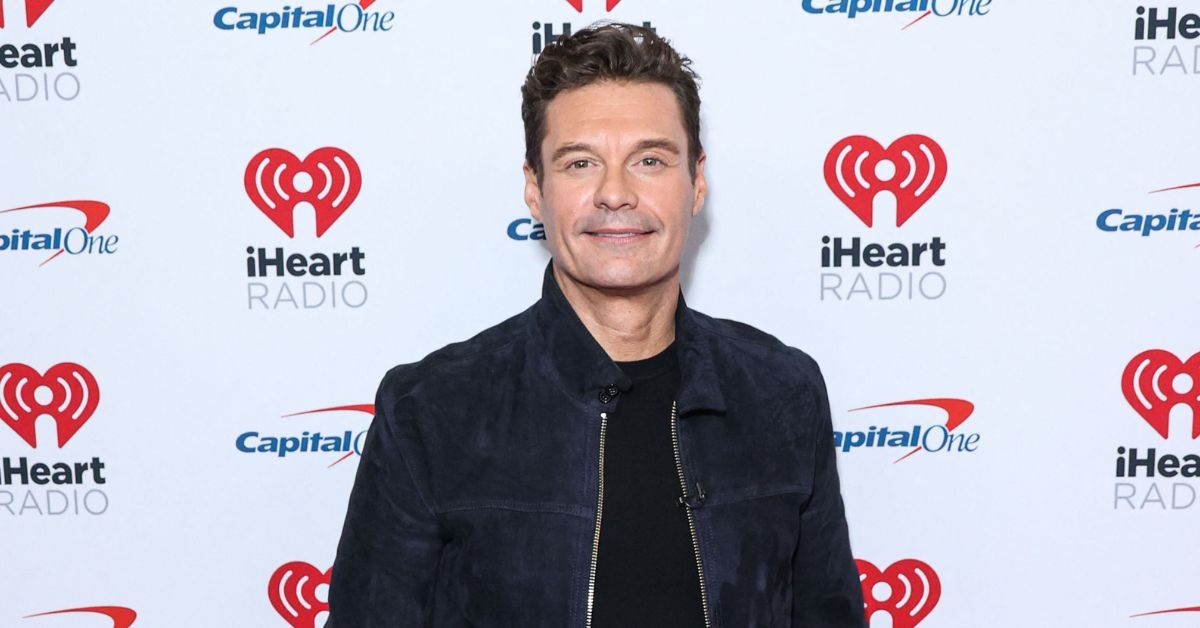 Ryan Seacrest posa para las cámaras 