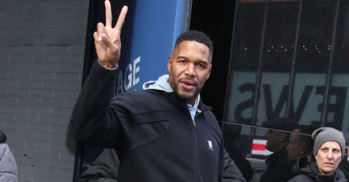 Michael Strahan throwing up peace sign