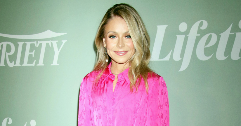 Kelly Ripa Got Caught Reading The Cue Card In The Worst Way Possible ...