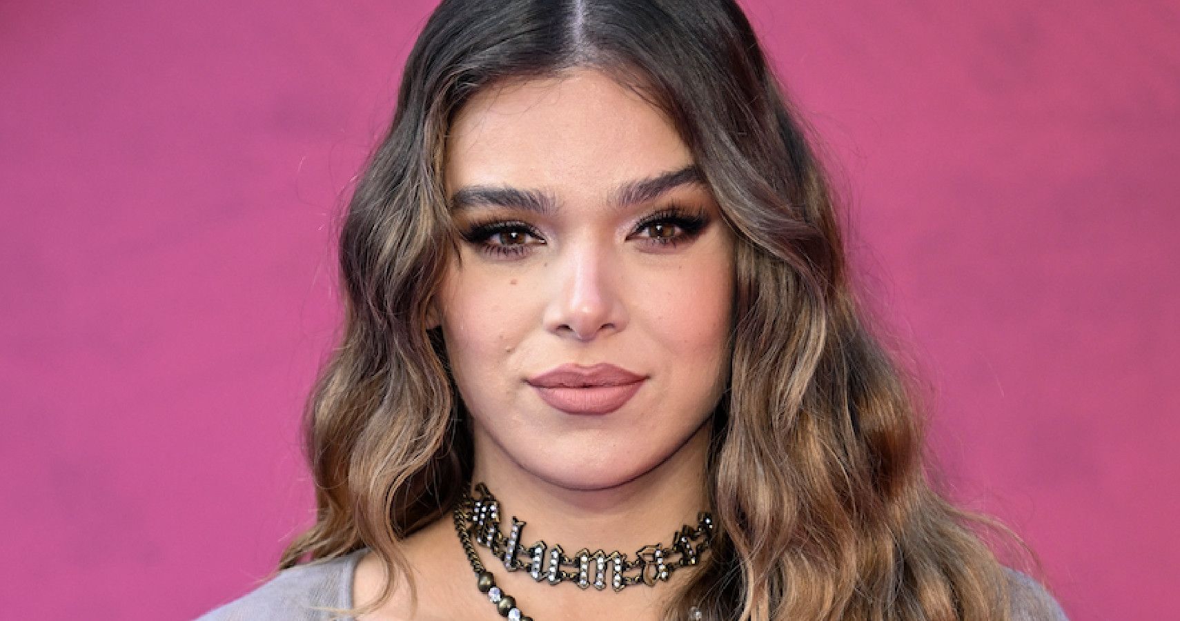 Hailee Steinfeld pe covorul rosu