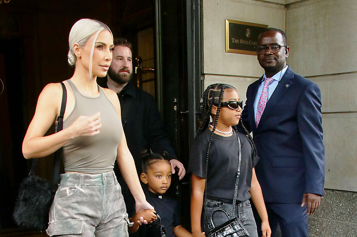 Kim Kardashian con sus hijas Chicago y North West 