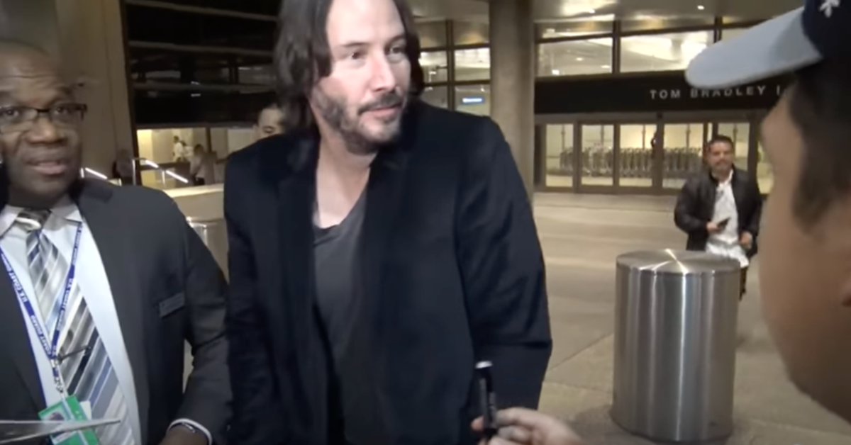 Keanu Reeves Is The Only Man In Hollywood To Look Like Pure Class When Turning Down Autographs At The Airport