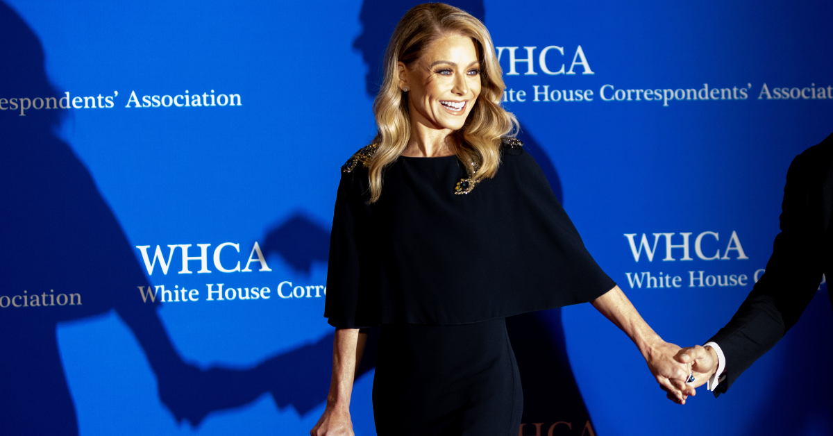Kelly Ripa Got Caught Reading The Cue Card In The Worst Way Possible ...