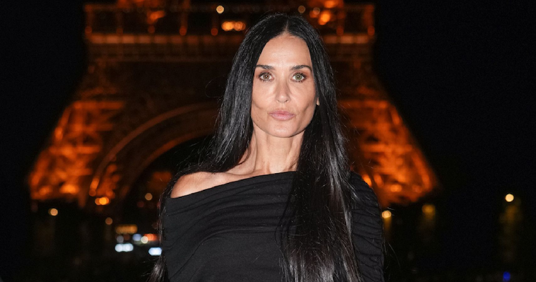 Demi Moore with the Eiffel tower 