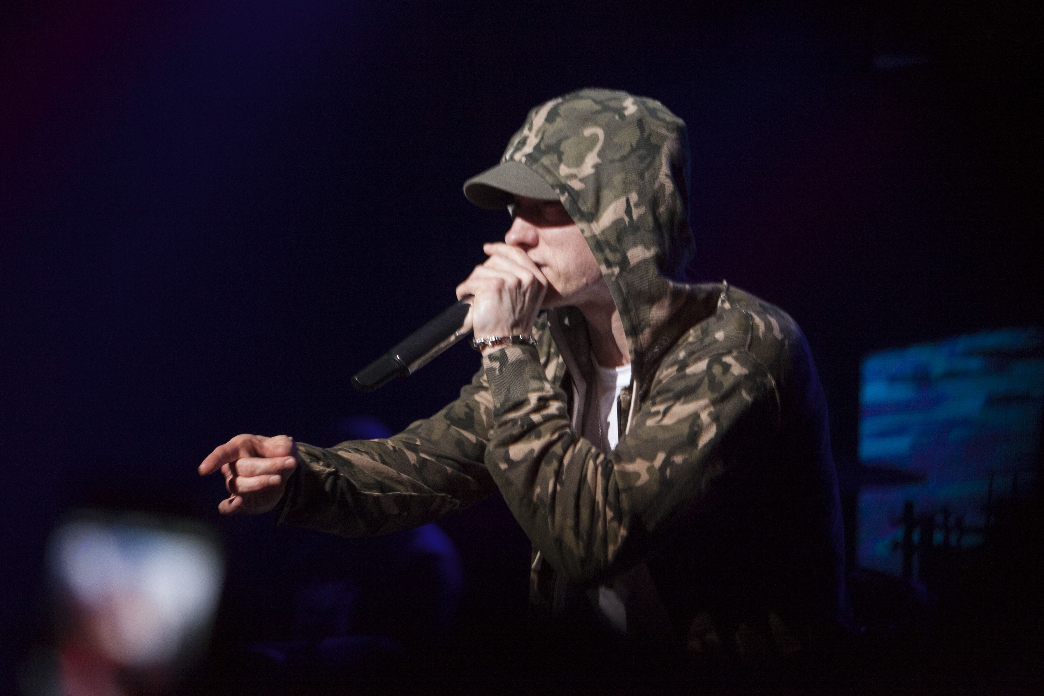 Mark Wahlberg Had An Awkward Reaction To Eminem's Embrace During Their ...