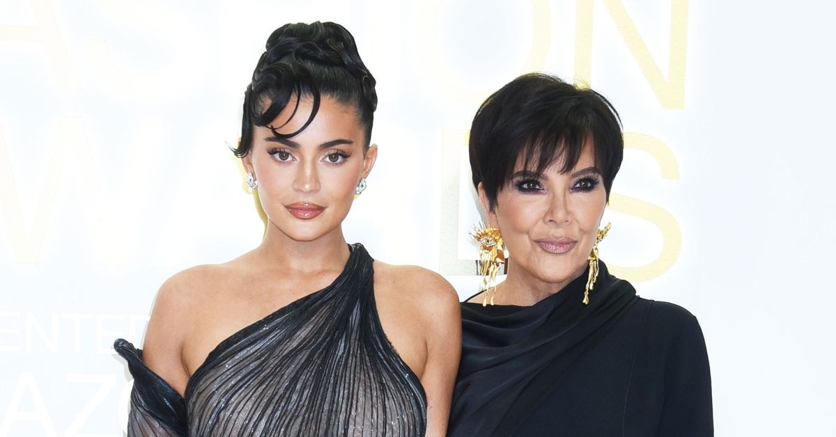 Kris Jenner e Kylie Jenner posam para foto