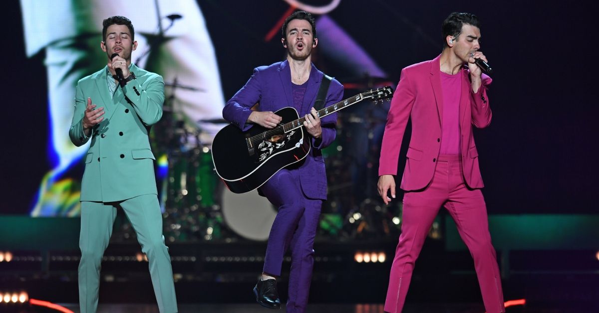 Los Jonas Brothers en el escenario durante un concierto.