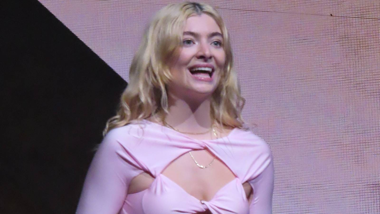 Lorde Write Emotional Letter To Fans Where She Discusses Her “Pain ...