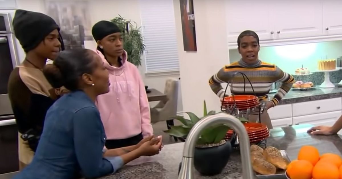 R. Kelly's ex-wife Andrea Kelly and his children Jay Kelly, Robert Kelly Jr., and Joann Kelly being interviewed